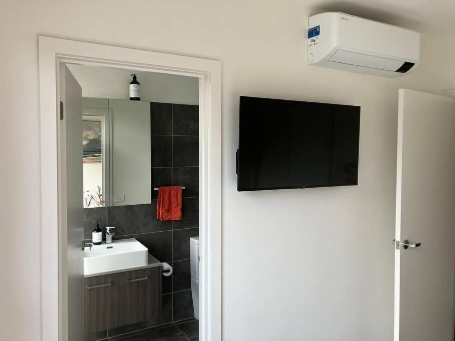 Private Room & Ensuite, In Shared Modern 2 Level Apartment - Full Use Of All Facilities غيلونج المظهر الخارجي الصورة