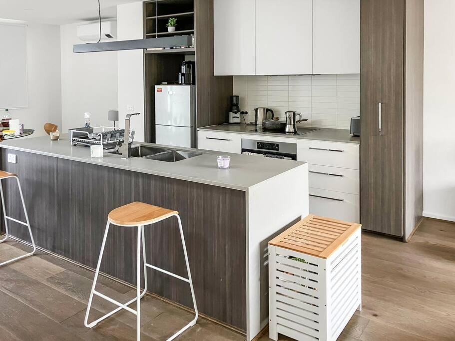 Private Room & Ensuite, In Shared Modern 2 Level Apartment - Full Use Of All Facilities غيلونج المظهر الخارجي الصورة
